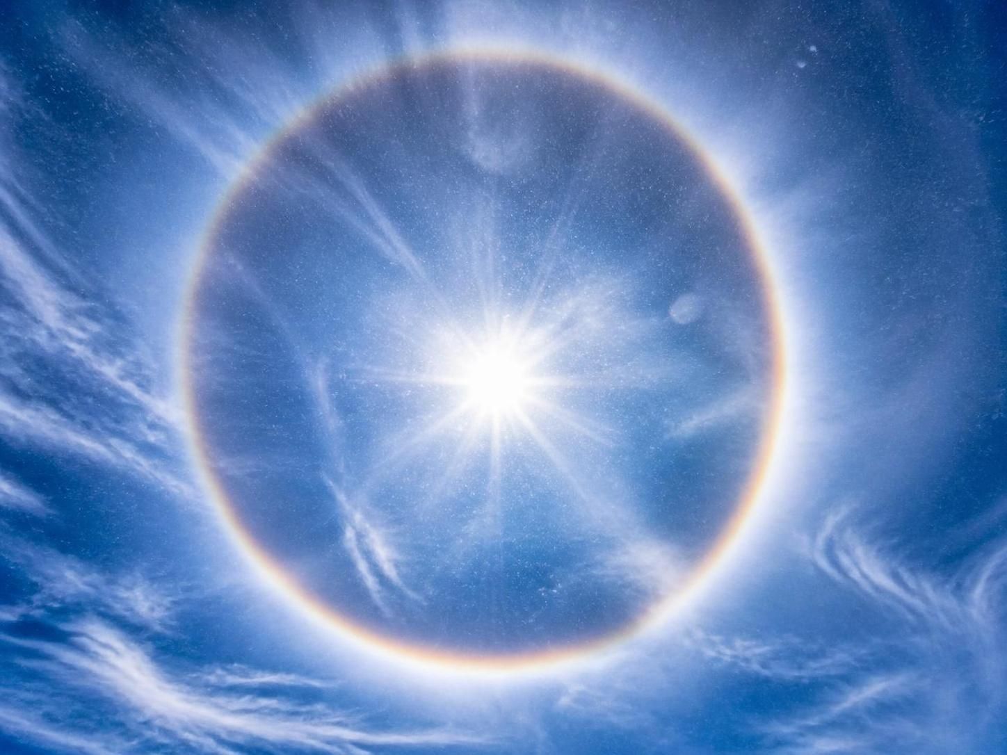 découvrez la définition du halo et comprenez l'aura lumineuse à l'origine de ce phénomène visuel fascinant qui embellit le ciel.