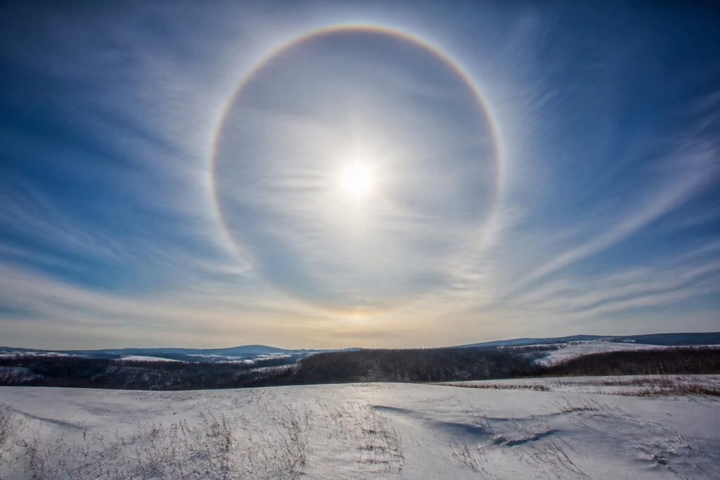 découvrez la définition du halo et comprenez l’aura lumineuse qui entoure ce phénomène visuel fascinant grâce à notre explication claire et détaillée.