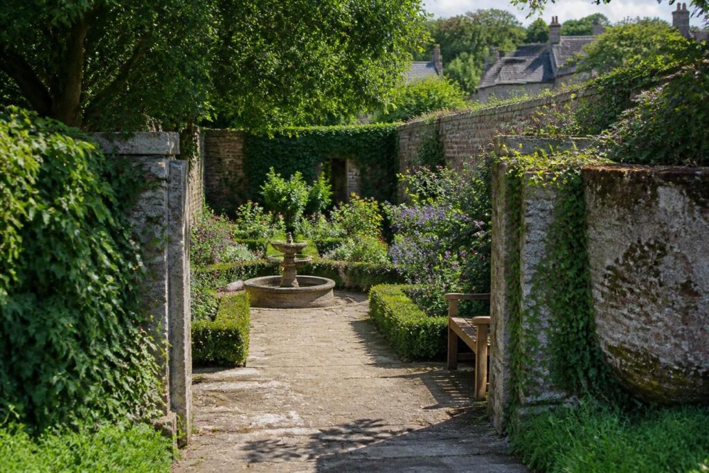 explorez les jardins clos célèbres près de chez vous et découvrez l'histoire, la beauté et la tranquillité des walled gardens.